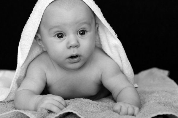 Rendez vous la vie facile lors du bain de votre bébé