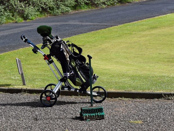 Le chariot de golf électrique, un véritable moyen de transporter les accessoires de golf
